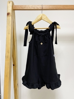 Pronta entrega - Macaquinho com bolso botão detalhe liso basics Preto