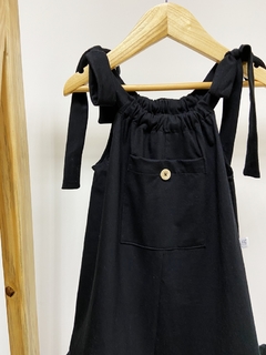 Pronta entrega - Macaquinho com bolso botão detalhe liso basics Preto - comprar online