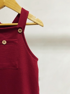 Pronta entrega - Jardineira baby curta com bolso moletinho Marsala com botões em madeira