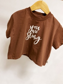 Pronta entrega - Cropped manga curta over marrom you are strong
