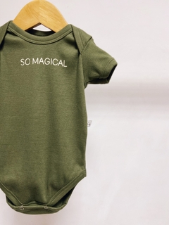 Pronta entrega - Body manga curta canelado verde cactus SO MAGICAL em off