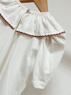 Pronta Entrega - Blusa manga bufante off gola com detalhe em picueta vermelho botão em pérola - loja online