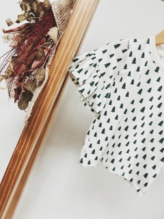 Pronta entrega - Blusa Kids manga curta com babado estampado off pinheirinhos verde na internet