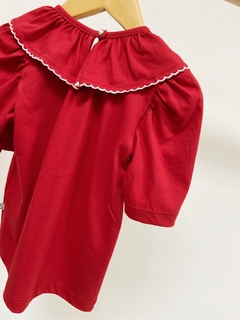 Imagem do Pronta entrega - Blusa manga bufante vermelho gola com detalhe em picueta off botão em pérola