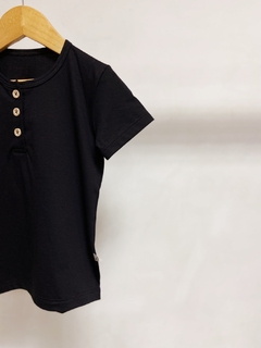 Pronta entrega - Camiseta manga curta kids botões madeira natural preto na internet