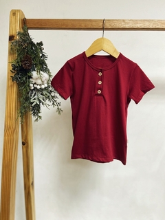 Pronta entrega - Camiseta manga curta kids botões madeira natural Marsala