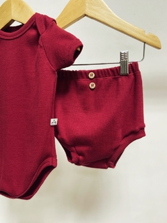 Pronta entrega - conjunto body manga curta + bloomer punho botoes madeira canelado marsala