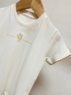 Pronta entrega - Camiseta kids manga curta com detalhe picueta mostarda estampa LET ALL YOU DO BE DONE IN LOVE