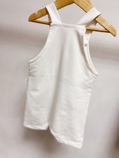 Pronta entrega - Jardineira kids curta moletinho off com bolso preto botões em madeira