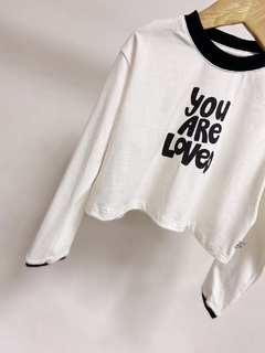 Pronta entrega - Cropped manga longa over off you are loved detalhe friso preto na internet