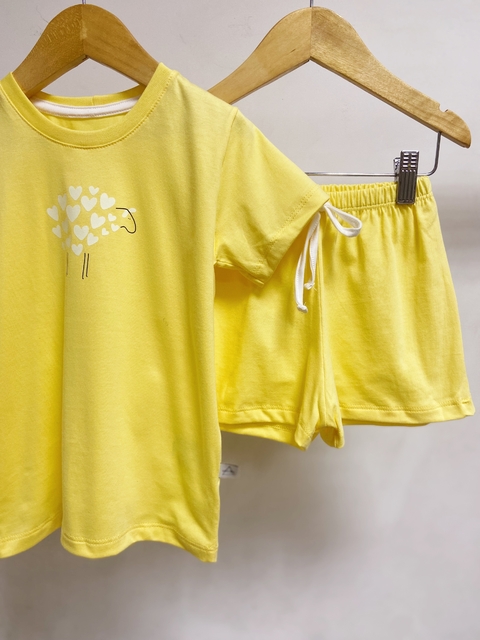 Pronta Entrega - Pijaminha curto yellow ovelhinha corações brilha no escuro - comprar online
