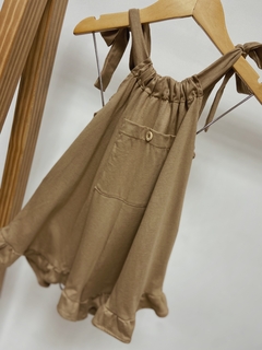 Pronta entrega - Macaquinho com bolso botão detalhe liso basics avelã