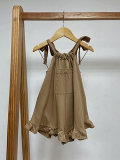 Pronta entrega - Macaquinho com bolso botão detalhe liso basics avelã na internet