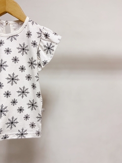 Pronta entrega - Blusa babado off flocos de neve preto botão pérola - loja online