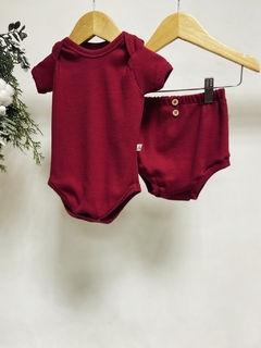 Pronta entrega - conjunto body manga curta + bloomer punho botoes madeira canelado marsala