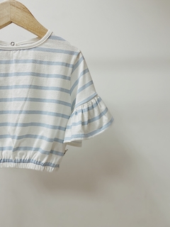Pronta entrega - Cropped manga curta babado botão pérola listrado aqua - comprar online