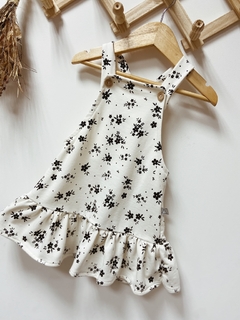 Pronta entrega -Salopete com babado kids Botoes madeira natural Off floral - You Boy Kids