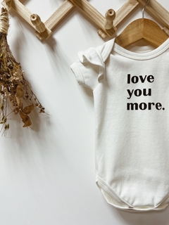 Pronta entrega - Body manga curta com babado off LOVE YOU MORE. na internet