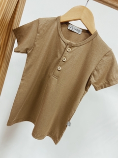 Pronta entrega - Camiseta kids manga curta botões liso basics avelã - comprar online