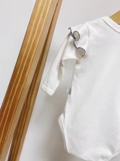 Pronta entrega - Body manga longa com babado detalhe picueta azul vintage estampa LET ALL YOU DO BE DONE IN LOVE na internet