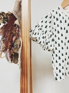 Pronta entrega - Blusa Kids manga curta com babado estampado off pinheirinhos verde - loja online