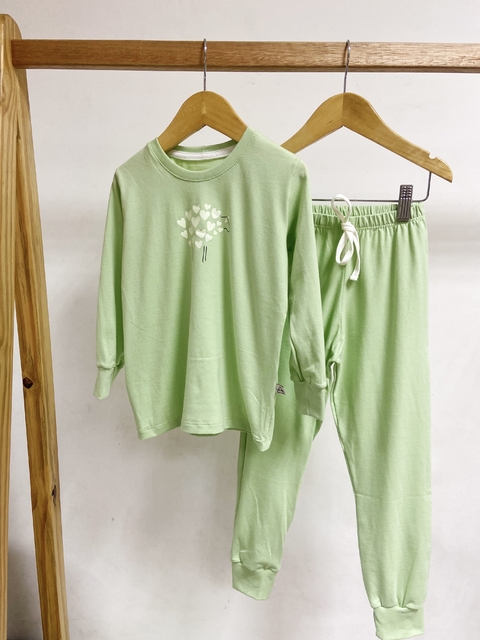 Pronta Entrega - Pijaminha longo verde fábula ovelhinha corações brilha no escuro - comprar online