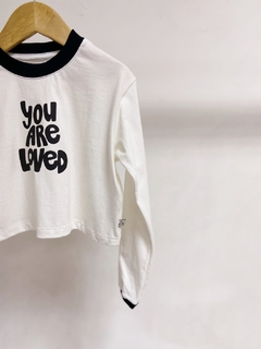 Pronta entrega - Cropped manga longa over off you are loved detalhe friso preto - comprar online
