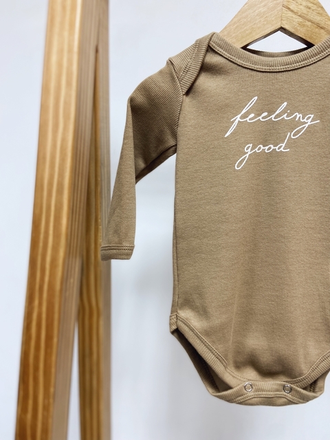 Pronta entrega - Body canelado manga longa avelã escrita FEELING GOOD