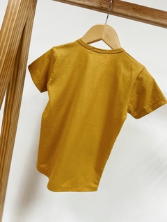 Pronta entrega - Camiseta manga curta botões madeira natural mostarda - You Boy Kids