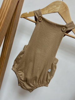 Pronta entrega - Romper baby botões madeira natural liso basics avelã