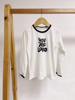 Pronta - Camiseta manga longa off you are loved detalhe friso preto