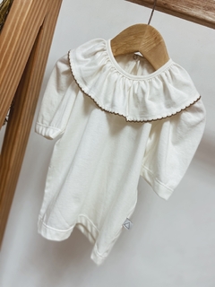 Pronta entrega - Blusa manga bufante off gola com detalhe em picueta avelã botão em pérola - na internet