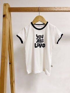 Pronta entrega - Camiseta manga curta off you are loved detalhe friso preto