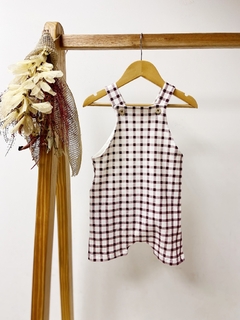 Pronta entrega - Jardineira kids Botões em madeira natural estampada off xadrez vinho