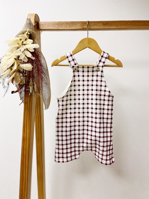 Pronta entrega - Jardineira kids Botões em madeira natural estampada off xadrez vinho