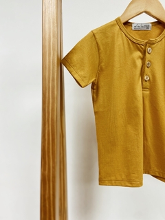 Pronta entrega - Camiseta manga curta botões madeira natural mostarda na internet