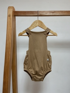 Pronta entrega - Romper baby botões madeira natural liso basics avelã - comprar online