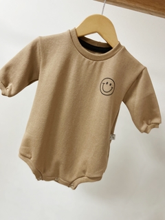 Pronta Entrega - Romper OVERSIZED peluciado avelã sorriso em relevo - comprar online