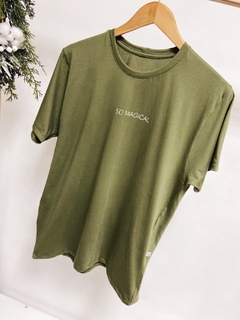 Pronta entrega - Camiseta adulta feminina verde cactus SO MAGICAL em off - comprar online