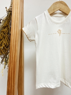 Pronta entrega - Camiseta kids manga curta com detalhe picueta mostarda estampa LET ALL YOU DO BE DONE IN LOVE - comprar online