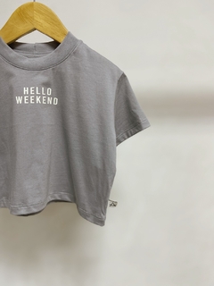 Pronta entrega - Cropped manga curta over cinza pedra hello weekend na internet