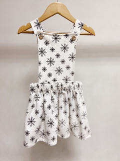 Pronta entrega - Salopete kids frente botões madeira transpasse costas off flocos de neve preto - You Boy Kids