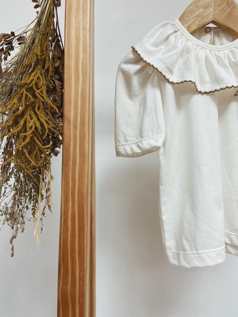 Pronta entrega - Blusa manga bufante off gola com detalhe em picueta avelã botão em pérola -