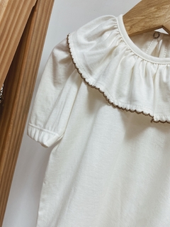 Pronta entrega - Blusa manga bufante off gola com detalhe em picueta avelã botão em pérola - - You Boy Kids