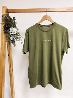 Pronta entrega - Camiseta adulta feminina verde cactus SO MAGICAL em off