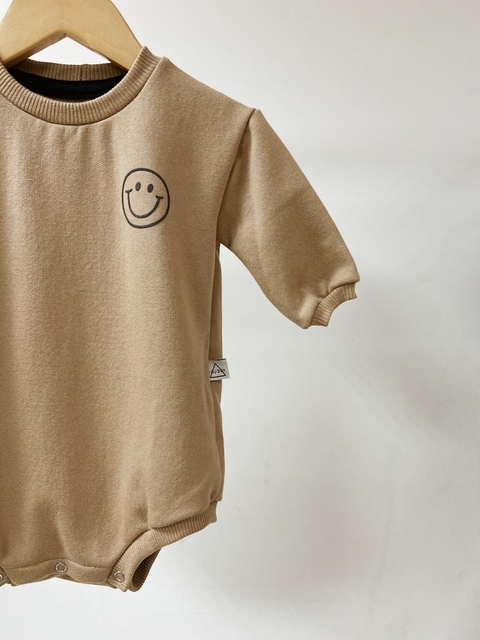 Pronta Entrega - Romper OVERSIZED peluciado avelã sorriso em relevo