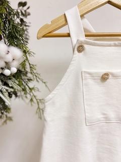 Pronta entrega - Jardineira kids curta com bolso moletinho off com botões em madeira na internet