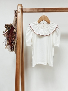 Pronta Entrega - Blusa manga bufante off gola com detalhe em picueta vermelho botão em pérola