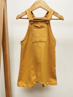 Pronta entrega - Jardineira kids curta com bolso moletinho off com bolso mostarda - comprar online