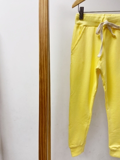 Pronta entrega - Calça jogger moletinho baunilha na internet